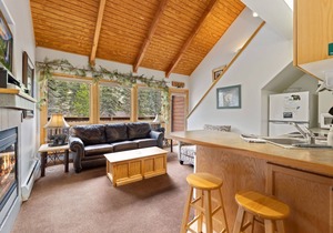 Cozy Riverfront Suite Fireplace Close to RMNP
