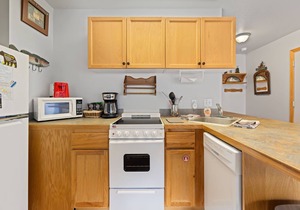 Cozy Riverfront Suite Fireplace Close to RMNP