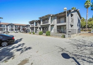 (Cozy studio, 1BR, 1BA, No kitchen)