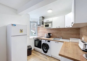 Cozy Studio with Terrace, Near Thermes & Downtown, Pet Friendly + WiFi, Lamalou-les-Bains