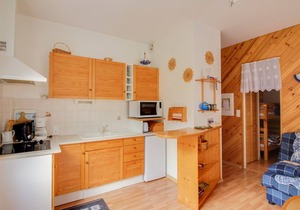 Cozy T2 apt with terrace - sleeps 4, central Cauterets, near gondola & amenities