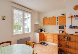 Cozy T2 apt with terrace - sleeps 4, central Cauterets, near gondola & amenities