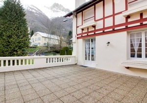Cozy T2 apt with terrace - sleeps 4, central Cauterets, near gondola & amenities