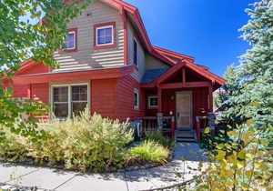 Creekside Escape: Stunning Quaint Home in Breckenridge, Amazing Location
