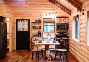 Cricket Hill Treehouse B by Amish Country Lodging