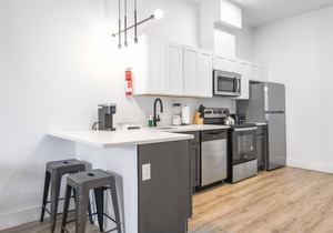 Cute 1BR Next to Airport 4292