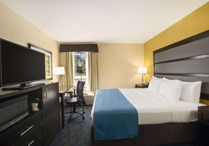 Days Inn & Suites by Wyndham Commerce