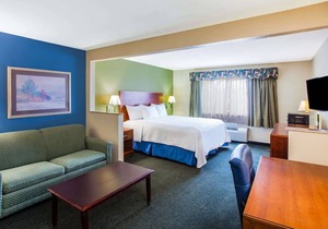 Days Inn & Suites by Wyndham Corpus Christi Central