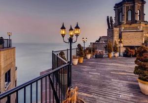 Deluxe Gold Coast Studio w/ Doorman & Gym, 2 blocks to L, by Blueground