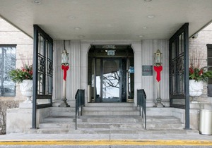 Deluxe Gold Coast Studio w/ Doorman & Gym, 2 blocks to L, by Blueground