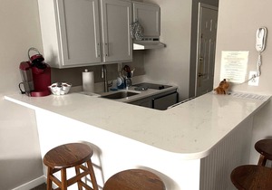 Deluxe Redone Country Inn Suite at Jiminy-Sleeps 4 - Ski On/Off at Mountain Base