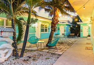 DISCOUNT! Modern Ocean-side studio, 1BR/1bath, Hollywood, Free Parking + BBQ!