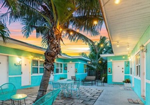 DISCOUNT! Modern Ocean-side studio, 1BR/1bath, Hollywood, Free Parking + BBQ!