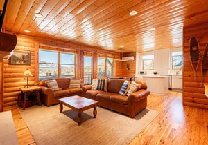 Discover Your Ideal Condo Escape: Free Shuttle, Private Hot Tub & BBQ Await!