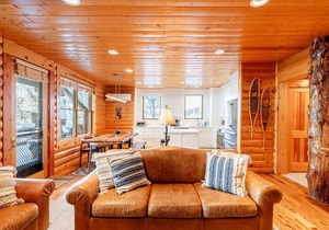 Discover Your Ideal Condo Escape: Free Shuttle, Private Hot Tub & BBQ Await!