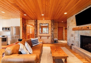Discover Your Ideal Condo Escape: Free Shuttle, Private Hot Tub & BBQ Await!