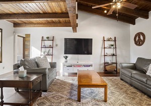 DOG Friendly Cabin Great for Families & Couples! Private Hot Tub, Fenced Yard, + 2 KING BEDS!