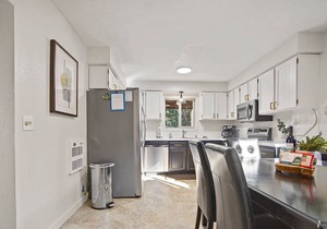 DOG Friendly Cabin Great for Families & Couples! Private Hot Tub, Fenced Yard, + 2 KING BEDS!