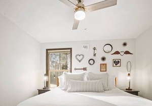 DOG Friendly Cabin Great for Families & Couples! Private Hot Tub, Fenced Yard, + 2 KING BEDS!