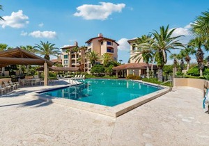 Dog-friendly oceanfront townhouse with covered balcony, views, pool & AC