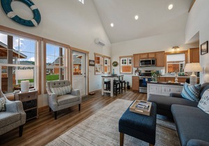 Dover De-Lite - 1 Bedroom with Loft 2 Bath Parkside Bungalow