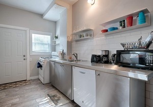 DOWNTOWN AUSTIN SLEEPS 4-WALK TO 6thST- SXSW,ACL,Many Shops,Restaurants,Bars