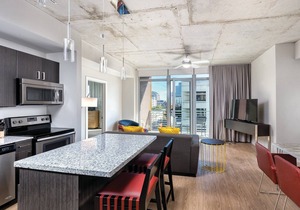 DOWNTOWN Austin with ROOFTOP Pool and BBQ Area, Fire Pit & a Fitness Center