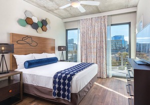 DOWNTOWN Austin with ROOFTOP Pool and BBQ Area, Fire Pit & a Fitness Center