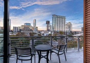 DOWNTOWN Austin with ROOFTOP Pool and BBQ Area, Fire Pit & a Fitness Center