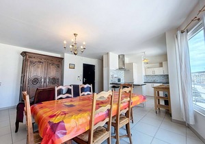 Downtown Granville: 2-Bedroom Apartment with Parking, Elevator, 300m to Beach