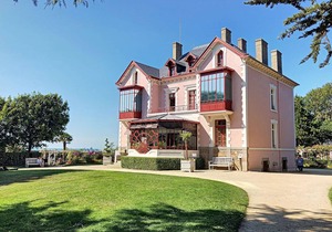 Downtown Granville: 2-Bedroom Apartment with Parking, Elevator, 300m to Beach