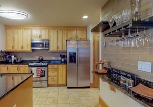 Downtown lakefront luxury condo w/patio & shared hot tub/pool