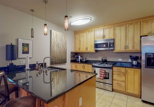 Downtown lakefront luxury condo w/patio & shared hot tub/pool