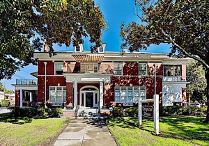 Drayton Place 1B | Downtown Gem with Full Kitchen | Walk to Eateries & Venues