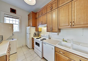 Drayton Place 1B | Downtown Gem with Full Kitchen | Walk to Eateries & Venues