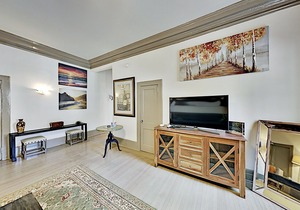 Drayton Place 1B | Downtown Gem with Full Kitchen | Walk to Eateries & Venues