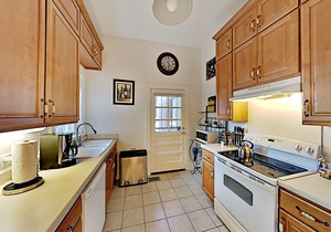 Drayton Place 2 | Full Kitchen & Park-View Patio | Walk to Downtown Eateries