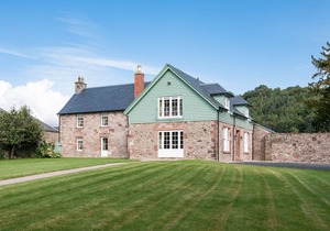 DRYBURGH FARMHOUSE ONE - stunning riverside location, two en-suite bedrooms