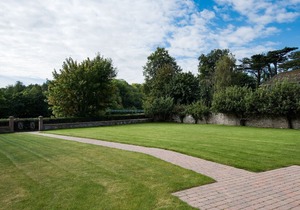 DRYBURGH FARMHOUSE ONE - stunning riverside location, two en-suite bedrooms