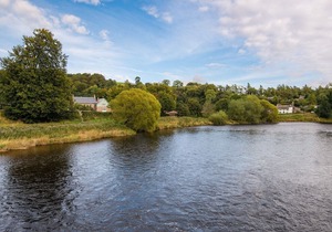 DRYBURGH FARMHOUSE ONE - stunning riverside location, two en-suite bedrooms