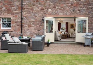 DRYBURGH STEADING TWO - by the River Tweed at Dryburgh, sleeping 4