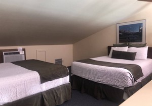 E3 Poolside and Mountain Views