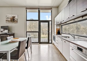 Ecocrackenback 4 'Sustainable chalet close to the slopes.'