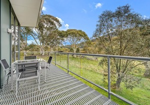 Ecocrackenback 4 'Sustainable chalet close to the slopes.'