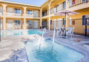Econo Lodge Inn & Suites Lodi