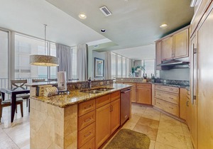 Elegant, Gulf-Front Condo w/Large Balcony, Beach Access & Shared Pool/Gym