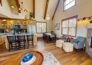 Elegant retreat w/high vaulted ceilings, elegant decor & shared pool