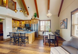 Elegant retreat w/high vaulted ceilings, elegant decor & shared pool