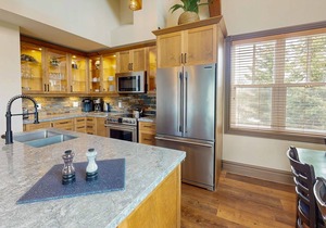 Elegant retreat w/high vaulted ceilings, elegant decor & shared pool