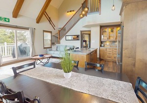 Elegant retreat w/high vaulted ceilings, elegant decor & shared pool